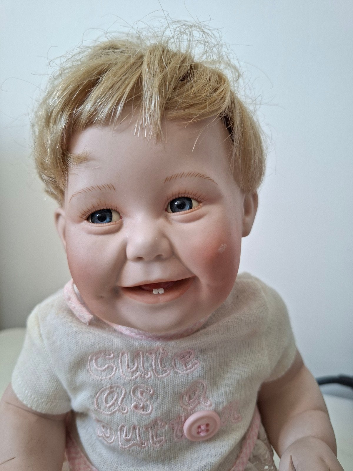 Schattige porseleinen babypop - Titus Tomescu, Verzamelen, Poppen, Ophalen, Gebruikt, Babypop