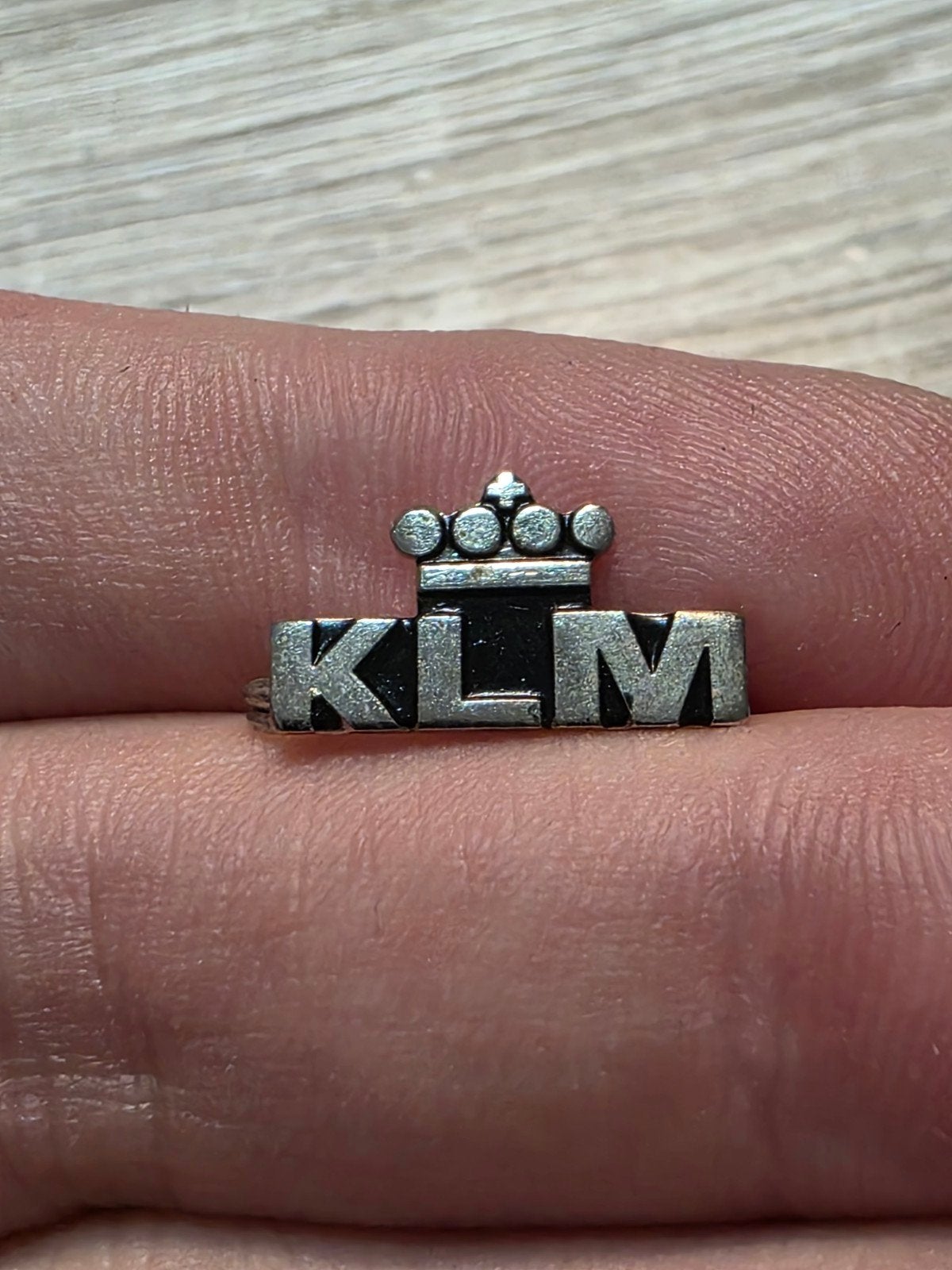 Vintage KLM Kroon Logo Speldje Gunmetal Metaal, Ophalen of Verzenden, Gebruikt, Transport, Speldje of Pin