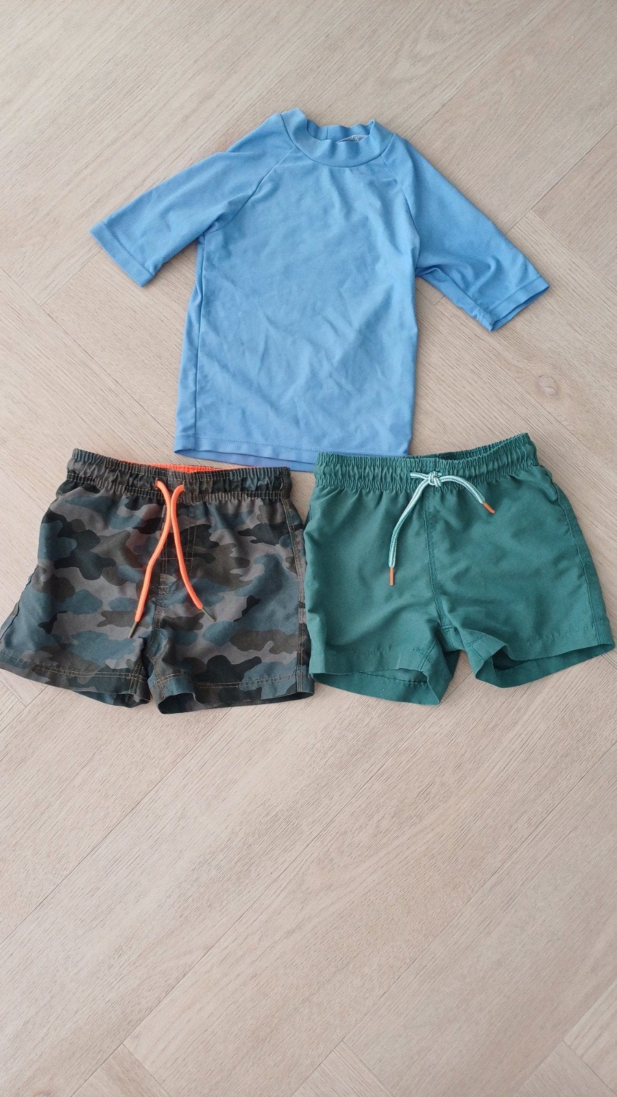 Zwemkleding set: 2 zwembroeken en UV-shirt (maat 98/104), Ophalen of Verzenden