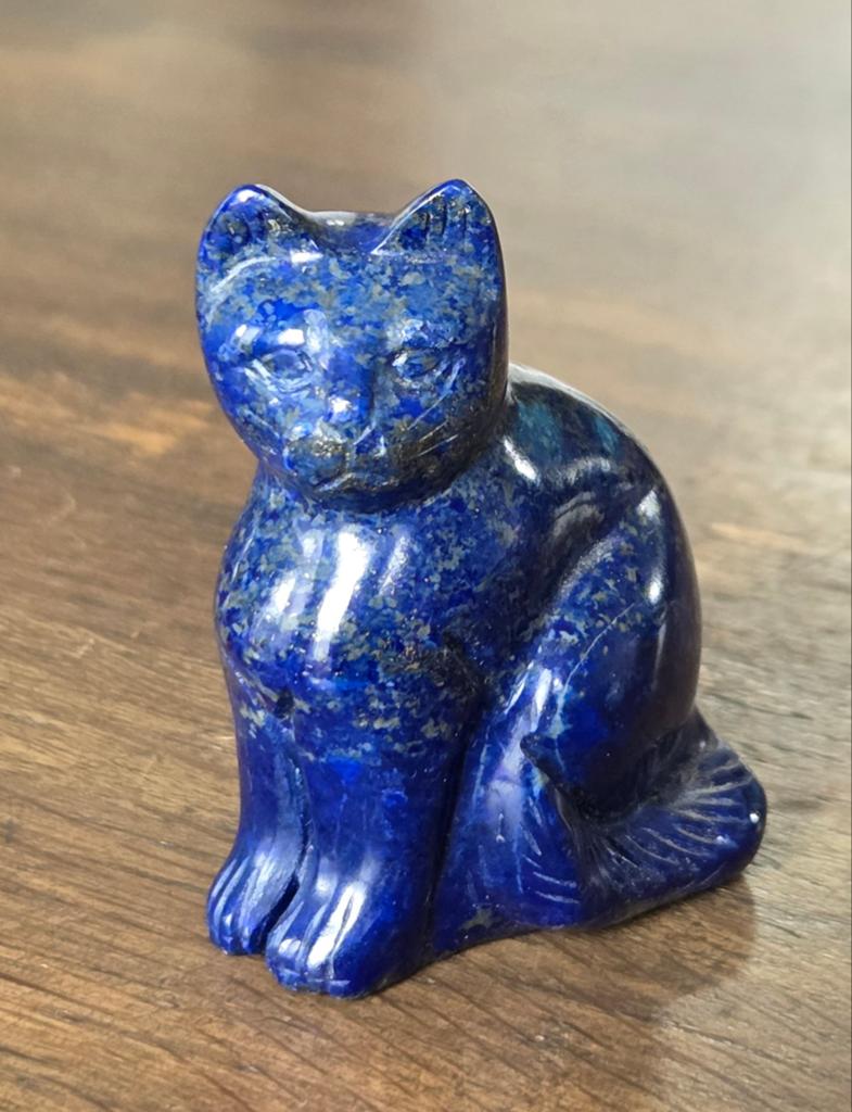 Handgesneden kat lapis lazuli met zichtbare pyrietvlekjes, Ophalen of Verzenden