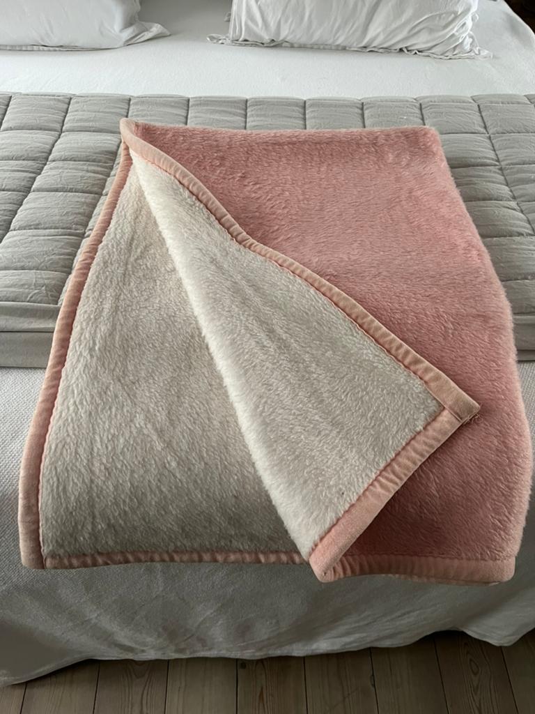 DEKEN WOL LICHTROZE/CRÈME BED LEDIKANT, Kinderen en Baby's, Meisje, Nieuw, Ophalen of Verzenden, Deken of Dekbed