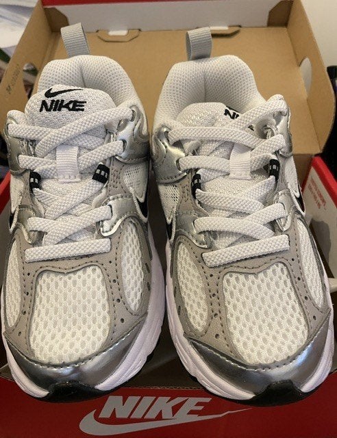 Nike kinderschoen maat 28 NIEUW, Kinderen en Baby's, Kinderkleding | Schoenen en Sokken, Meisje, Sportschoenen, Nieuw, Ophalen of Verzenden