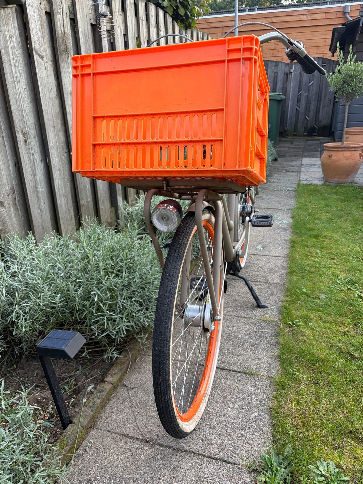 Foto 3 van Gazelle Heavy Duty NL T7 frame54 2017 fiets met krat en slot