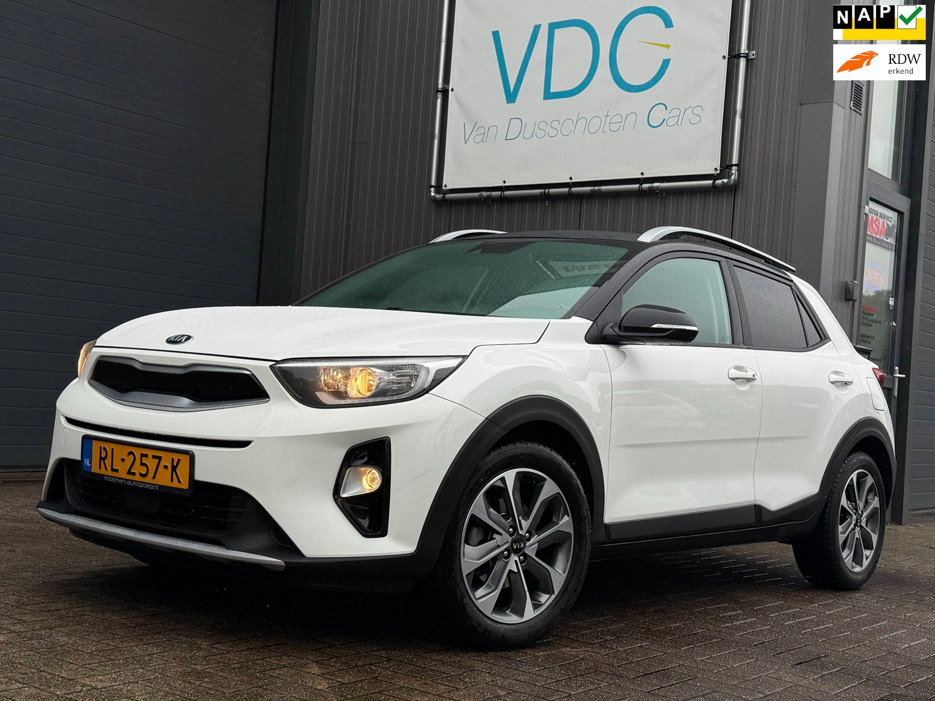 Kia Stonic 1.0 T-GDi DynamicLine | Navigatie | Trekhaak, Voorwielaandrijving, Gebruikt, Verwarmde buitenspiegels, Origineel Nederlands