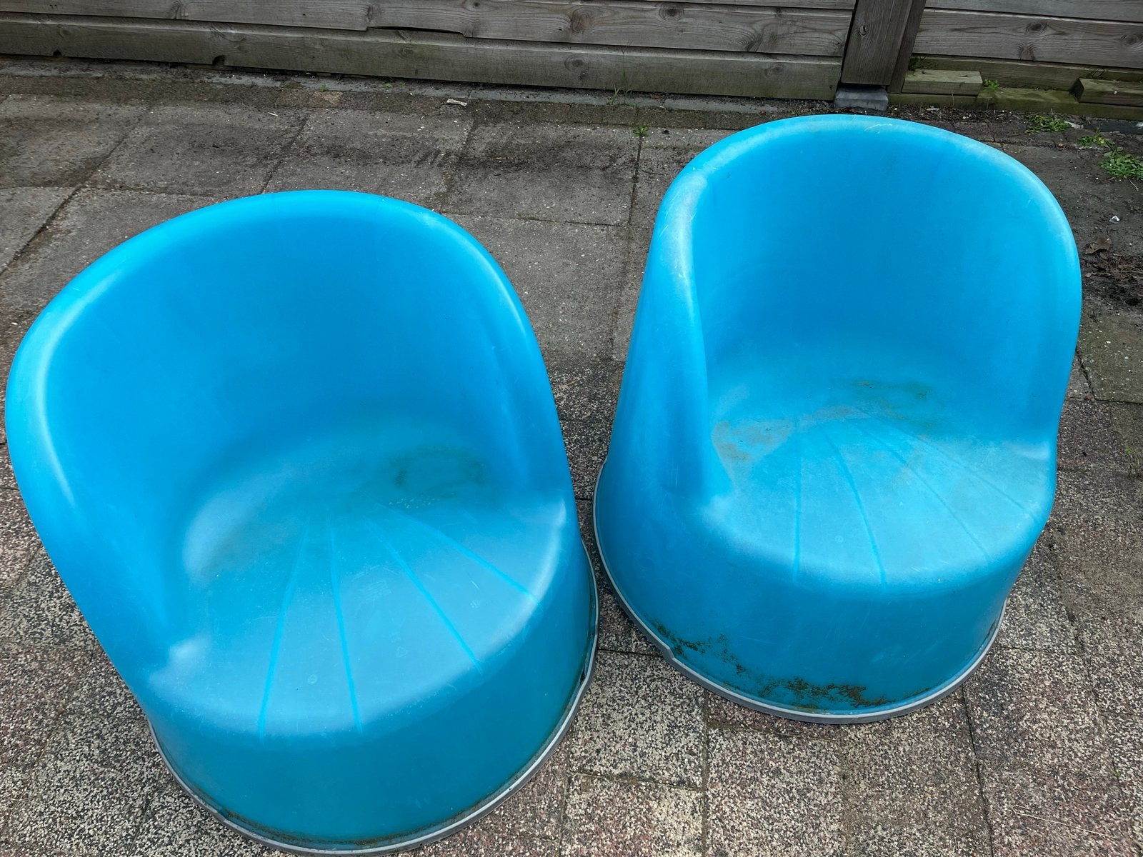 Gratis af te halen: 2 blauwe kunststof stoelen van de Ikea, Ophalen, Gebruikt, Kunststof, Stapelbaar