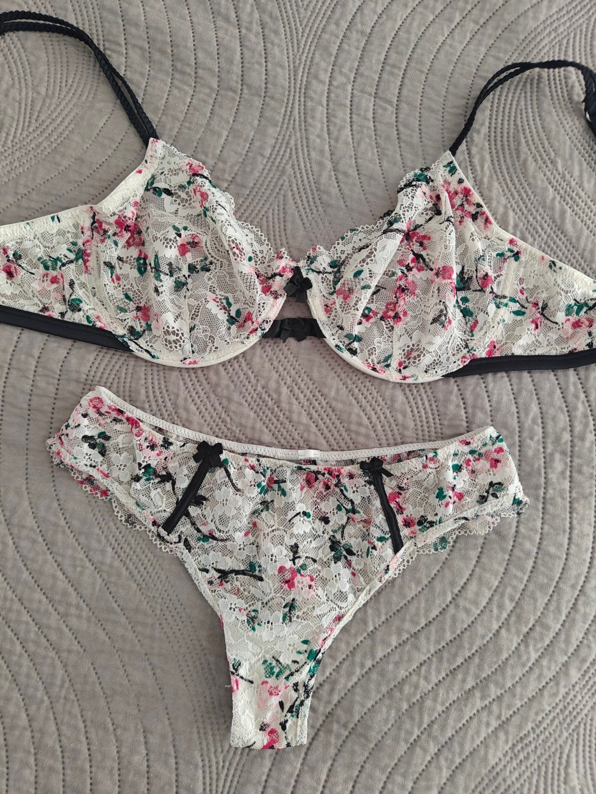 Mooi lingerie setje wit met bloemenprint, Kleding | Dames, Ondergoed en Lingerie, Ophalen of Verzenden, Wit