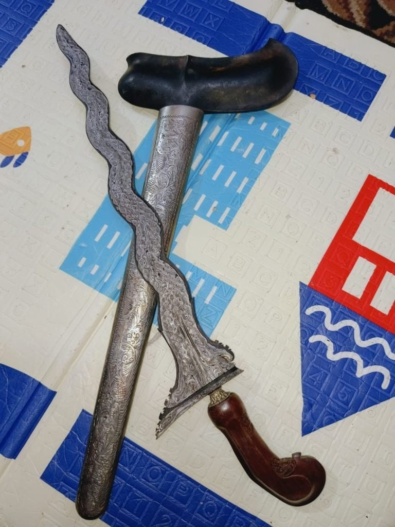 Antieke Keris Sabuk Inten 11 Luk Pamor Jala Sutra SVF15, Wapen, Verzenden, Overige materialen, Indonesië