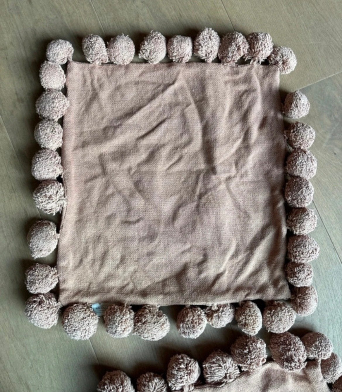2x Roze kussenhoes met pompons - Nieuw, Huis en Inrichting, Overige merken, Nieuw, Roze, Vierkant