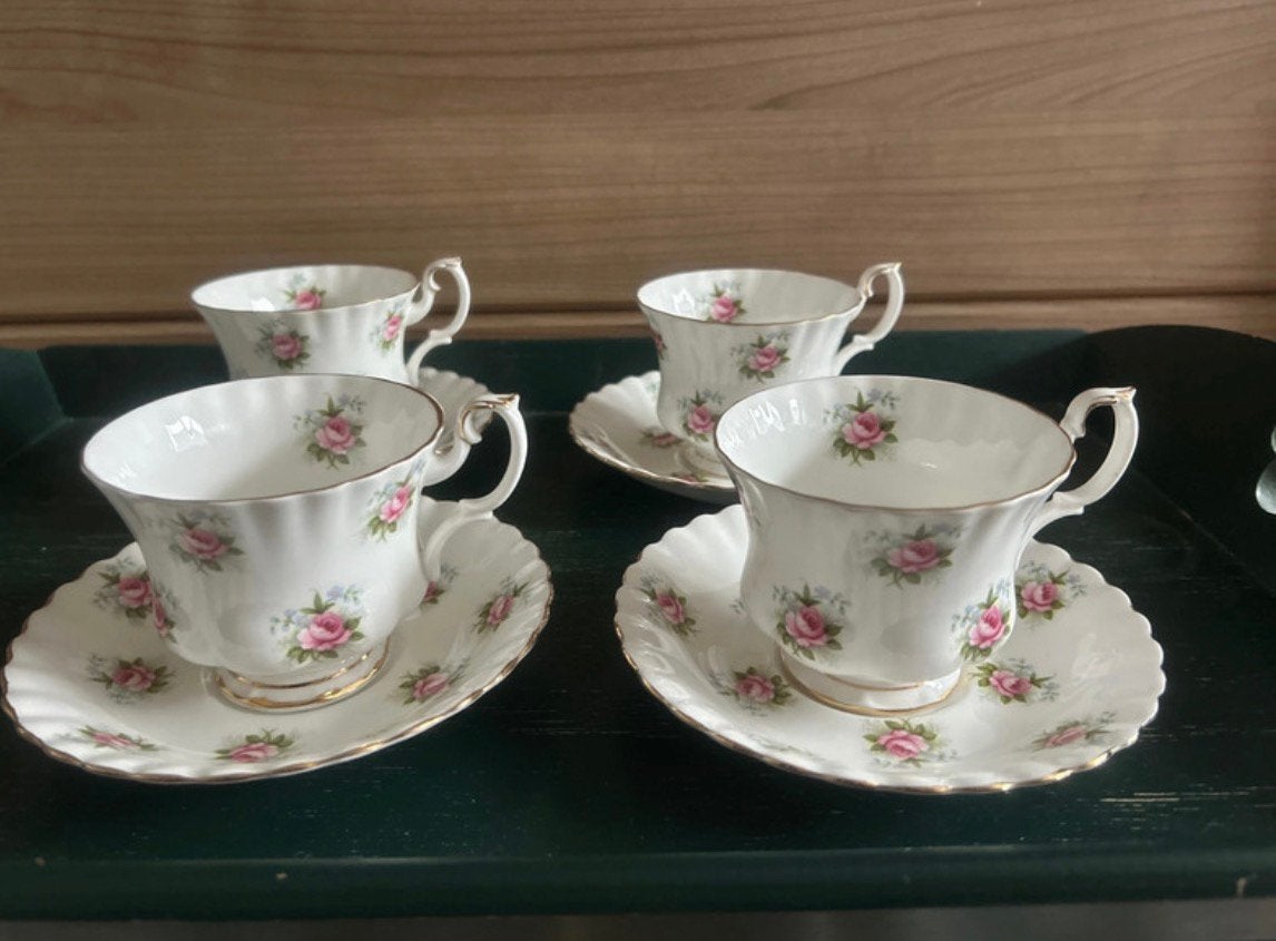 4 Royal Albert Heren kop&schotels Forget-me-not Rose set:, Ophalen of Verzenden, Zo goed als nieuw, Porselein, Kop en/of schotel