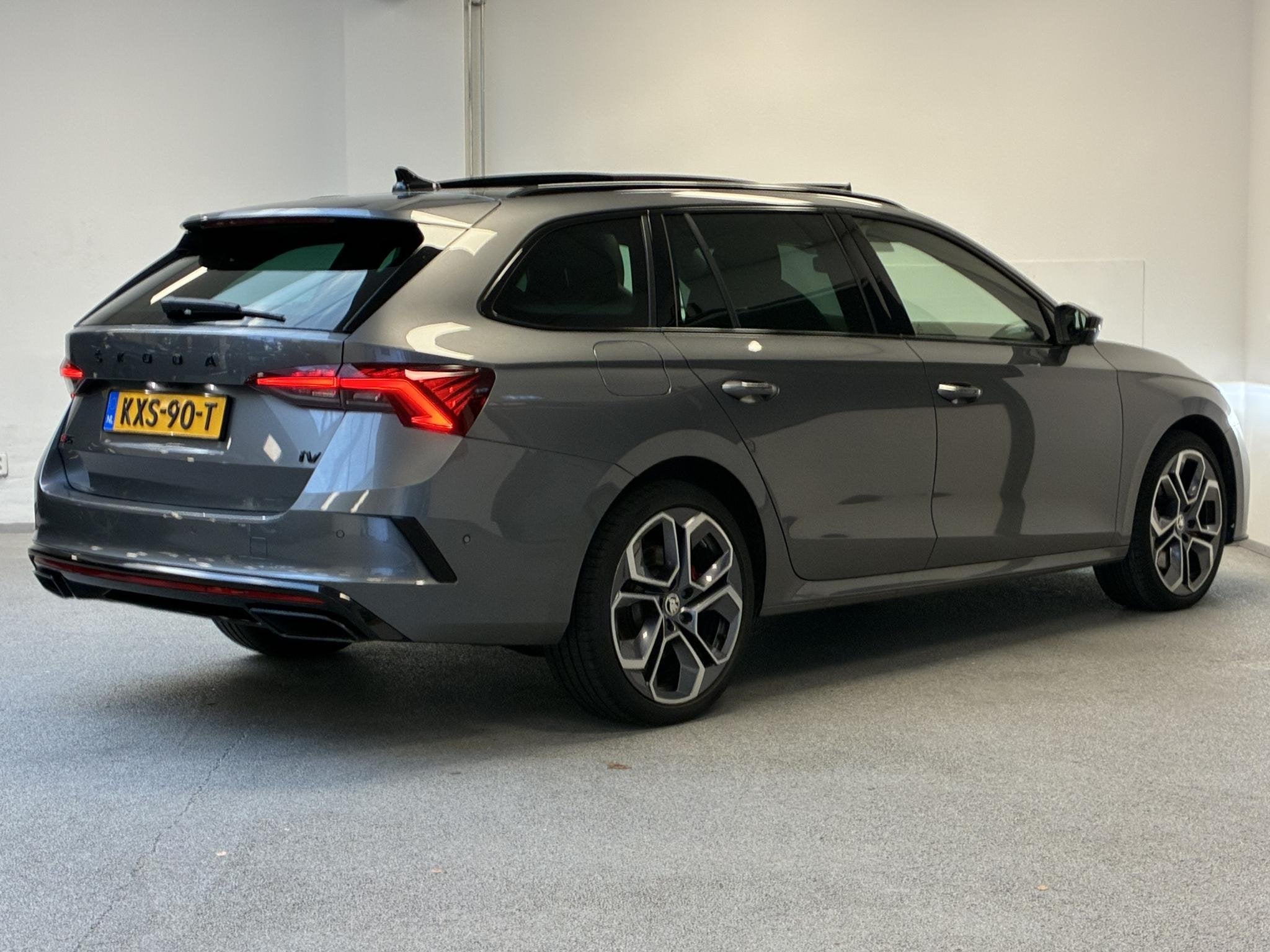 Skoda Octavia Combi 1.4 TSI RS iV PHEV | PANO | 360 CAMERA |, Auto's, Dealer onderhouden, Gebruikt, 4 cilinders, Hybride Elektrisch/Benzine