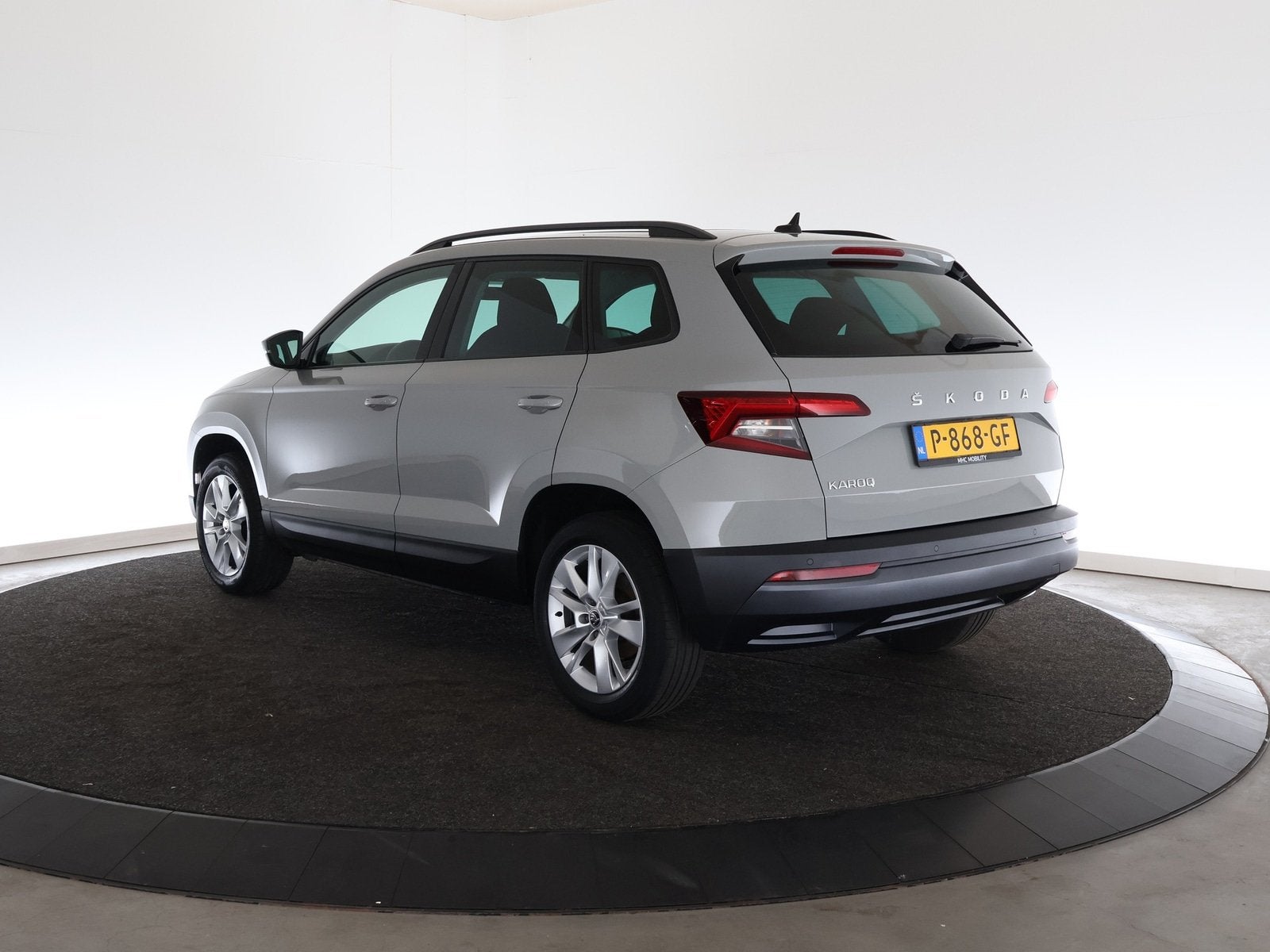 Skoda Karoq 1.0 TSI Business Edition | Trekhaak | Panoramada, Auto's, Keurmerk '100% Onderhouden', Stof, Gebruikt, Handgeschakeld