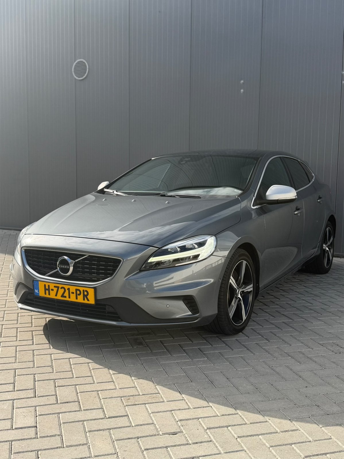 Volvo V40 2.0 D3 150PK Geartronic 2020 Grijs, Auto's, Dealer onderhouden, 4 cilinders, Origineel Nederlands, Diesel