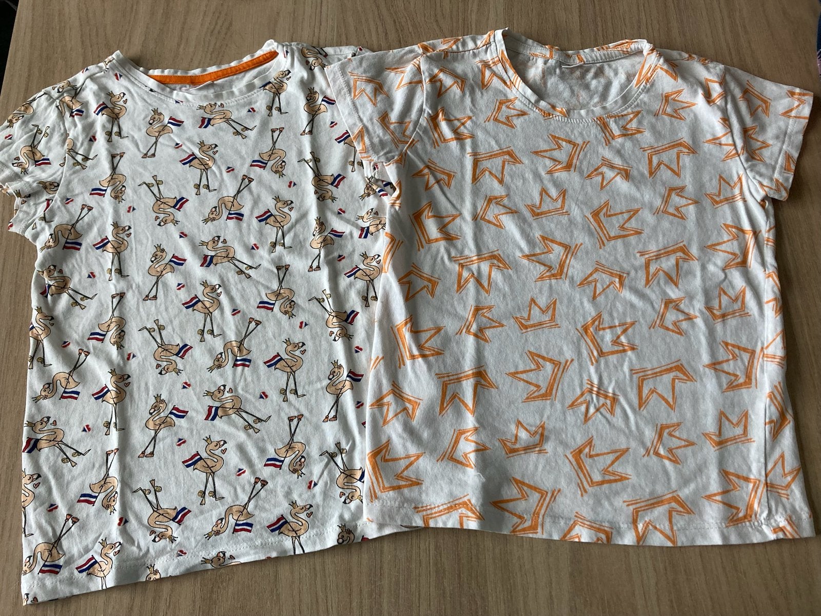 2 t-shirtjes maat 122/128 (samen €2,50), Ophalen of Verzenden, Zo goed als nieuw