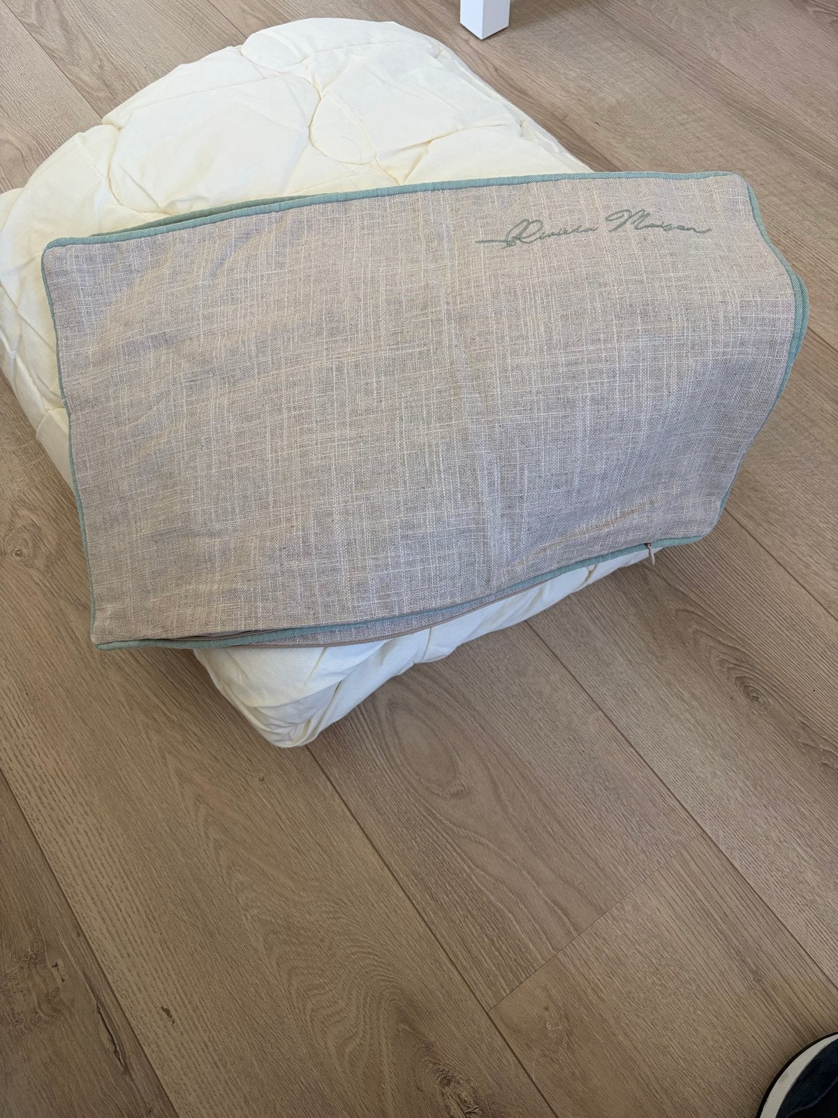 Riviera Maison Sierkussen - Zo goed als nieuw, Inclusief binnenkussen, Beige, Riviera Maison, Ophalen of Verzenden