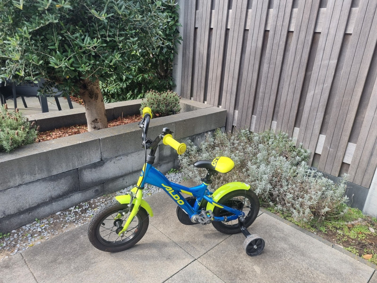 Aldo kinderfiets 12 inch - Zo goed als nieuw, Fietsen en Brommers, Ophalen, Terugtraprem, Zijwieltjes, Minder dan 16 inch