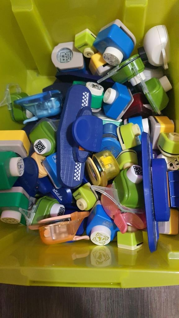 Grote collectie ponsen voor knutselen en papier, Ophalen