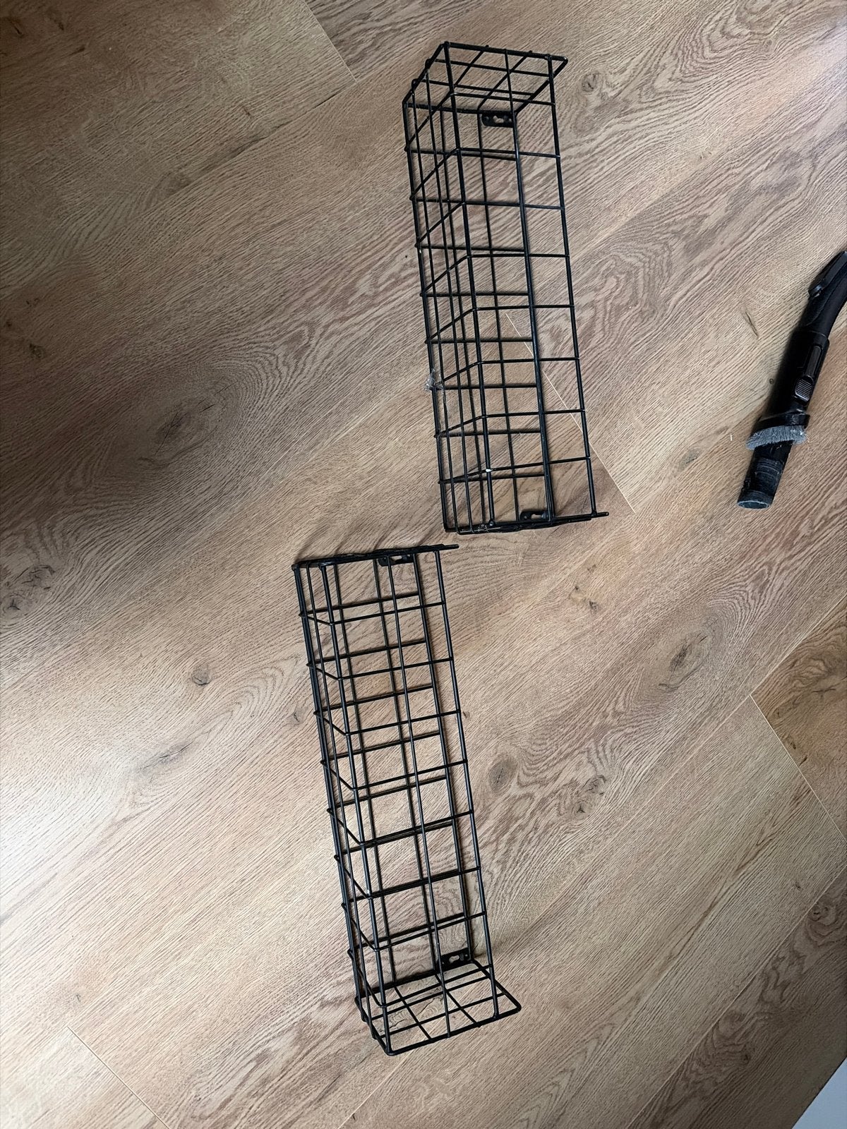 Zwarte metalen wandrekken (2 stuks), Ophalen, Gebruikt