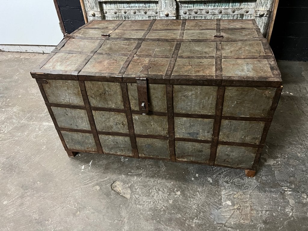 Indiase kist India kist hout met metaal oud, Huis en Inrichting, Woonaccessoires | Kisten, Overige houtsoorten, Verburgt Vintage