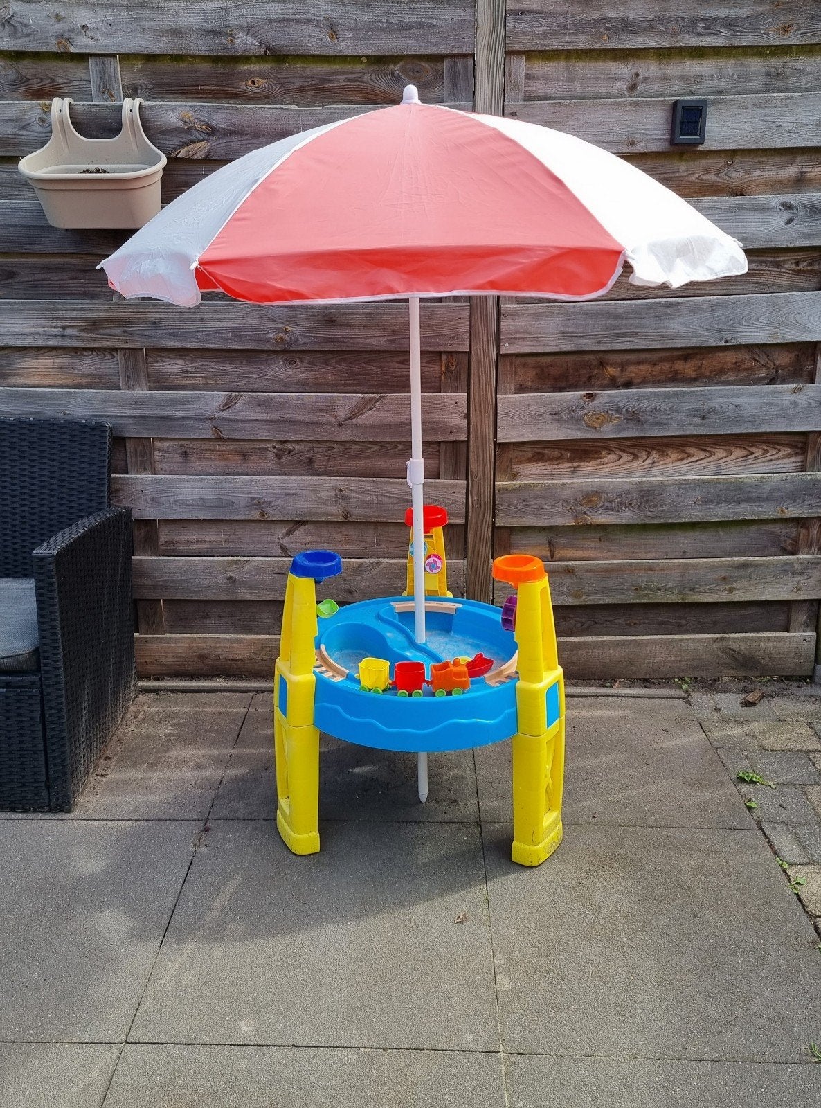 Zand- en watertafel met parasol en accessoires, Ophalen of Verzenden, Gebruikt