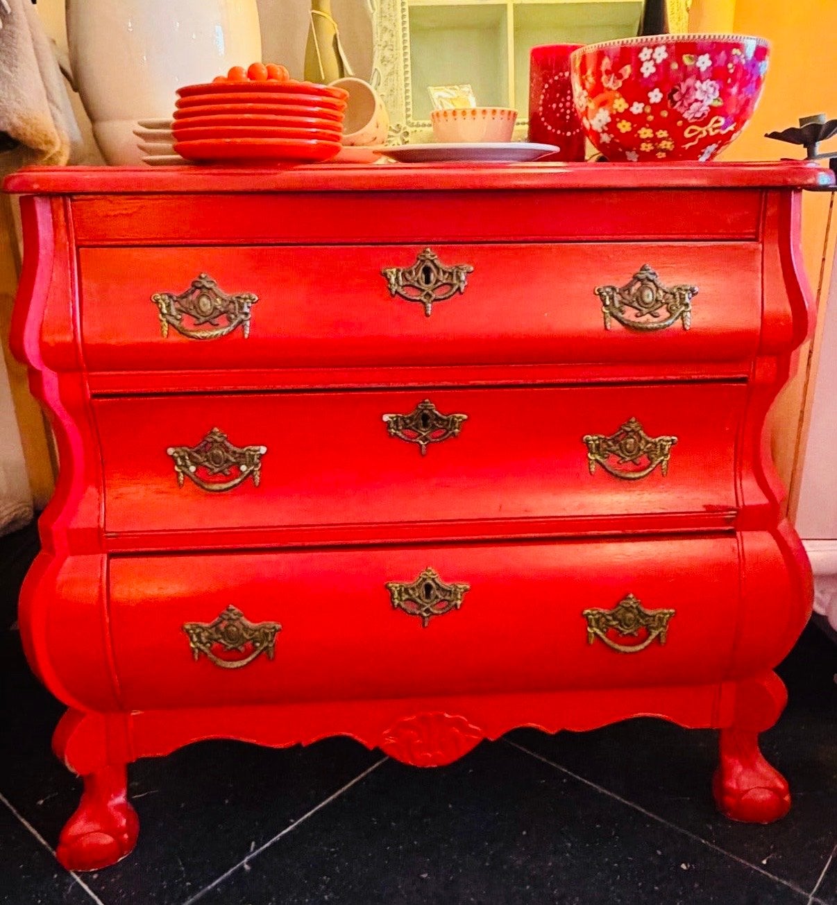 Rood vintage buikkastje met 3 lades en sierlijke grepen, Ophalen