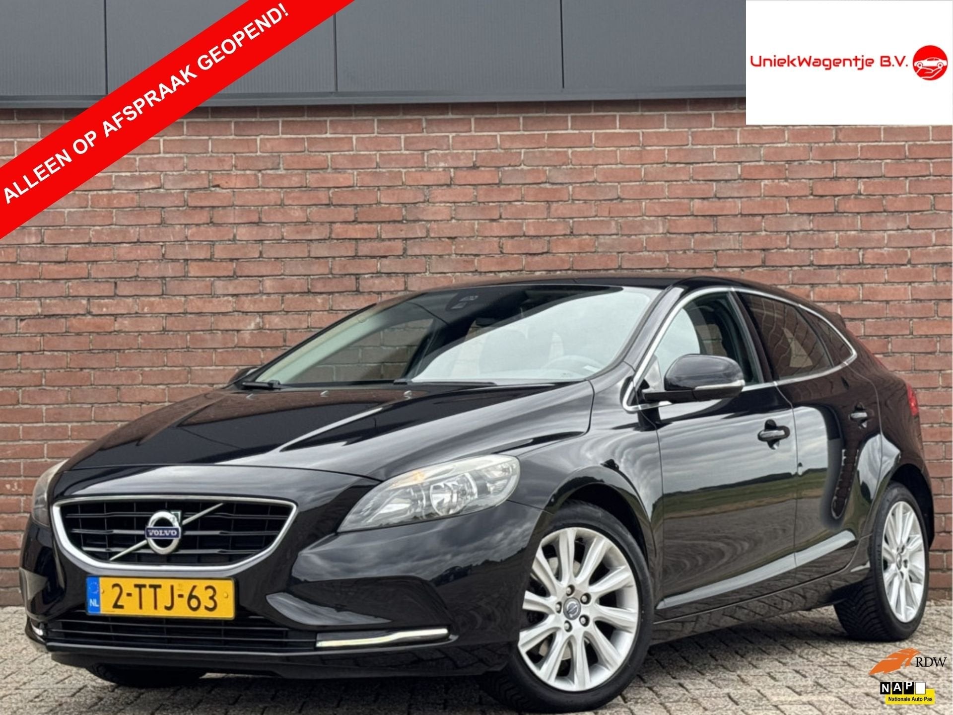 Volvo V40 1.6 T4 MOMENTUM | NL-AUTO! | DEALER OH! | NAVI!, Auto's, Volvo, Gebruikt, Zwart, 4 cilinders, 179 pk