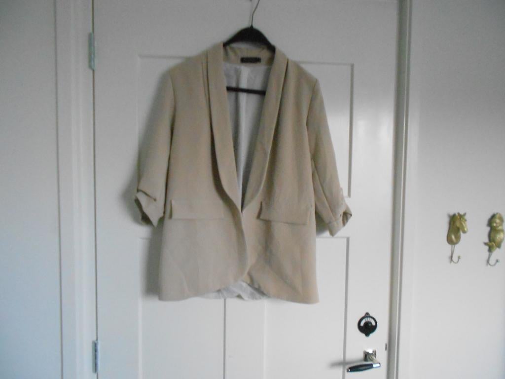 Beige blazer van Pescara, maat M., Kleding | Dames, Jasjes, Kostuums en Pakken, Maat 38/40 (M), Verzenden, Beige, Pescara