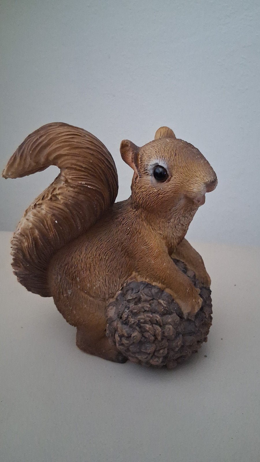 Leuke eekhoorn decoratie met dennenappel, Overige materialen, Ophalen of Verzenden, Bruin, Landelijk