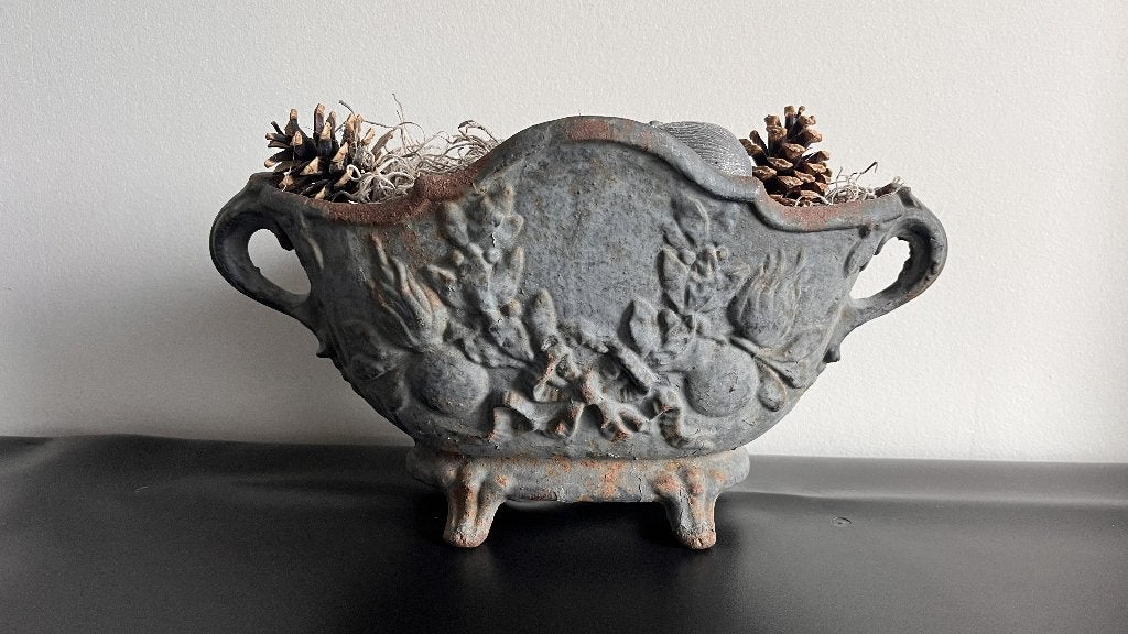 Decoratieve vintage gietijzeren bloempotje, Ophalen, Gebruikt, Schaal, Metaal