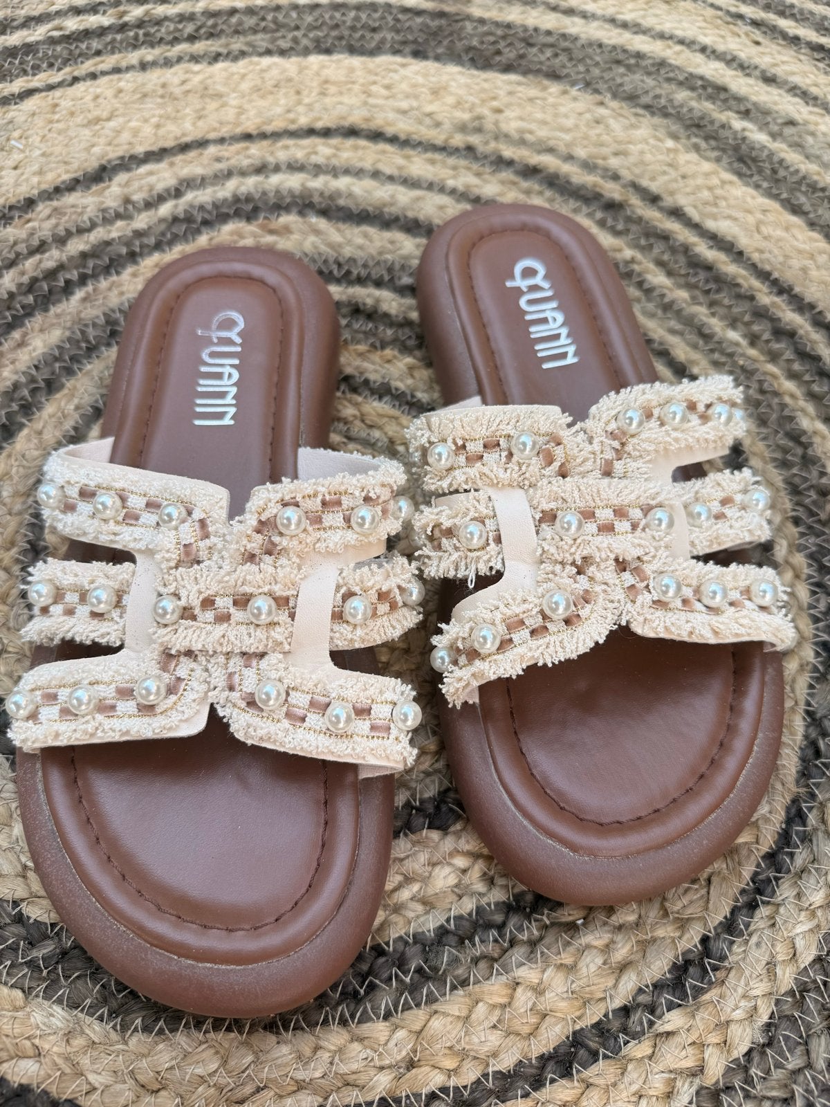 Merkloze Slippers Maat 39, Kleding | Dames, Schoenen, Slippers, Beige, Ophalen of Verzenden, Gedragen
