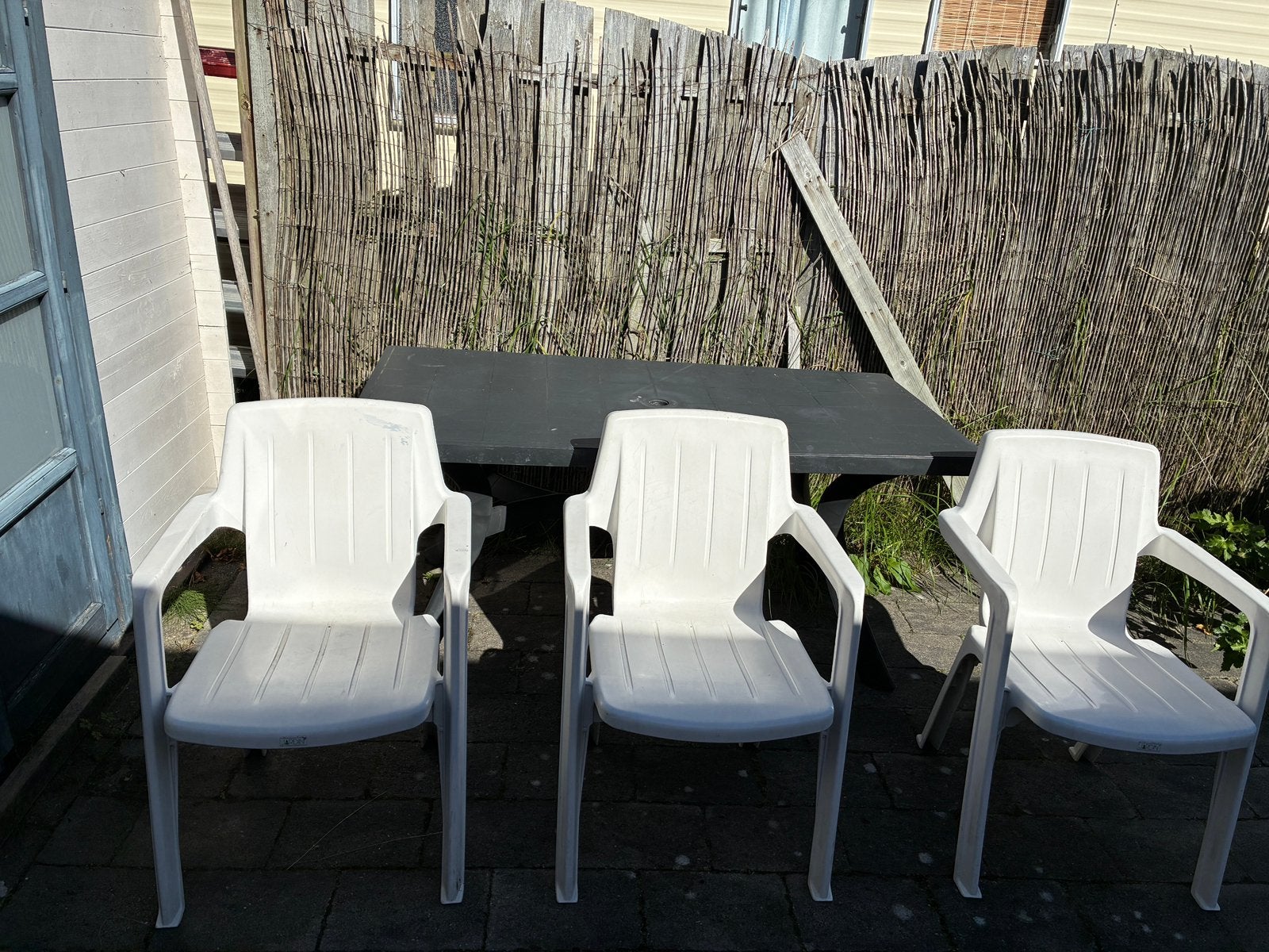 Tuin tafel en drie stoelen, alles voor €10
