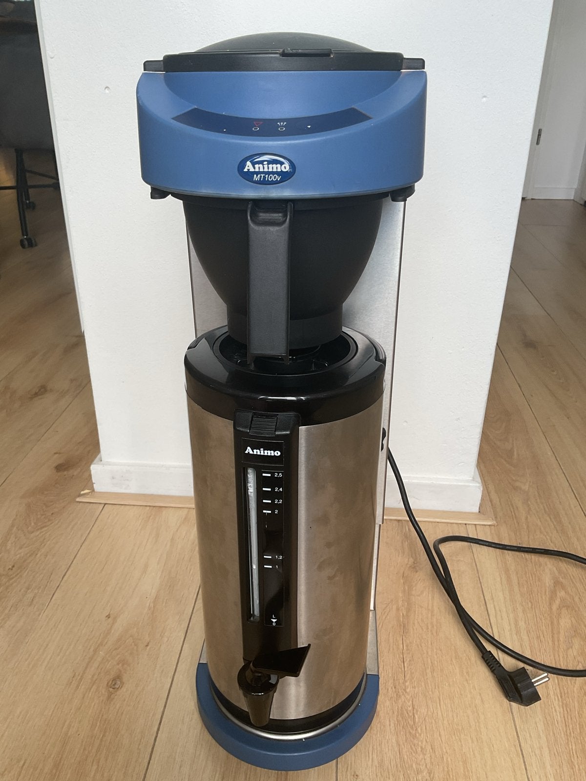 Animo MT100V Koffiezetapparaat met tap 2.4 liter., Gebruikt, 10 kopjes of meer, Koffiemachine, Gemalen koffie