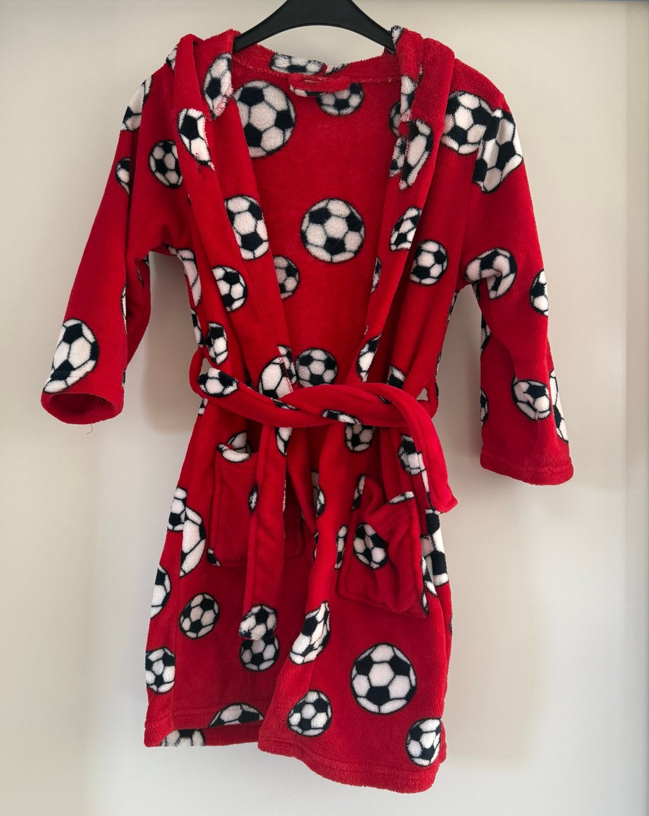 Playshoes voetbal badjas fleece rood maat 122/128, Ophalen of Verzenden, Zo goed als nieuw, Jongen