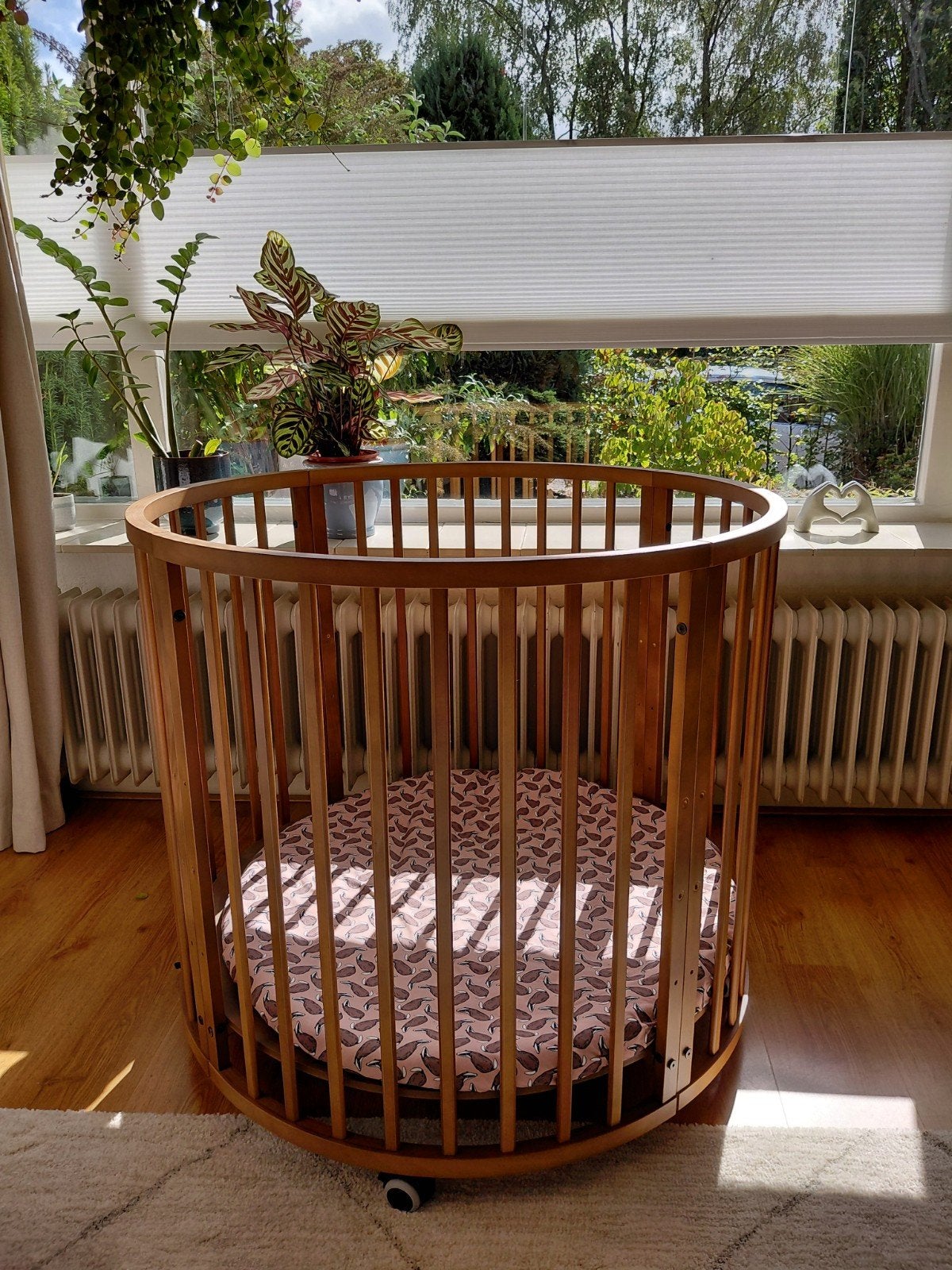 Ronde houten box met 2 lichtgrijze boxkleden, Ophalen, Zo goed als nieuw, Rond, In hoogte verstelbaar