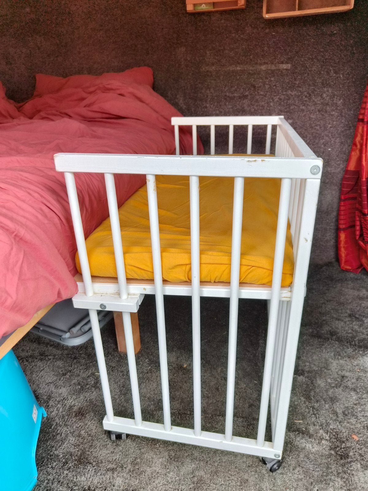 Wit babybedje/co-sleeper met wieltjes, Kinderen en Baby's, Ophalen
