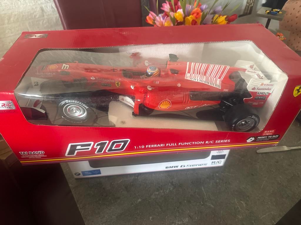 Ferrari F10 RC Auto 1:10 - Nieuw in doos, Ophalen, Zo goed als nieuw