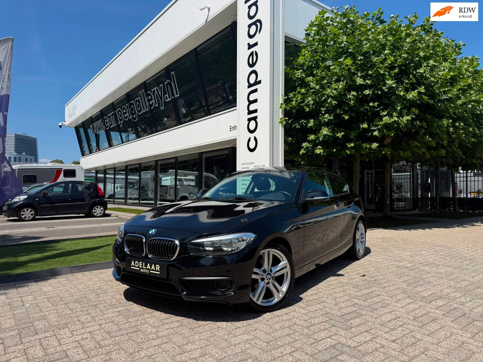 BMW 1-serie 118i l DIGITALE COCKPIT l MULTIMEDIA l AIRCO l B, 1-Serie, Gebruikt, 4 stoelen, Zwart