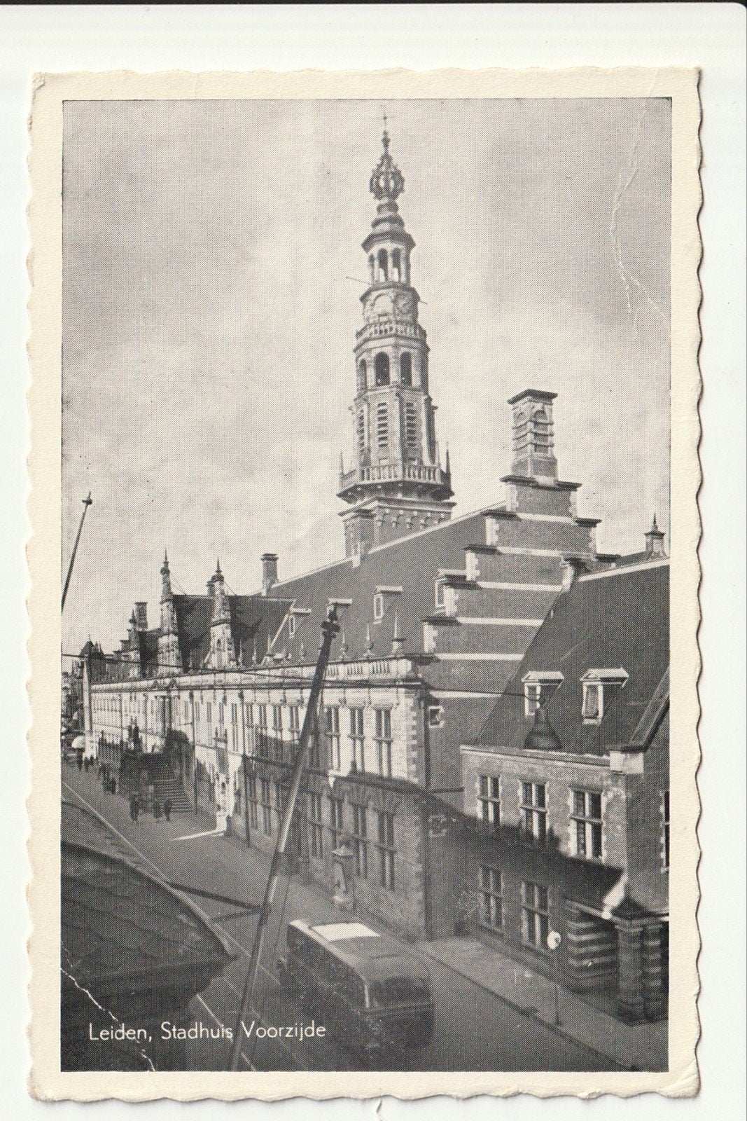 LEIDEN STADHUIS VOORZIJDE / STADHUISPLEIN AUTO'S REISBUS, Ophalen of Verzenden, 1940 tot 1960, Ongelopen, Zuid-Holland