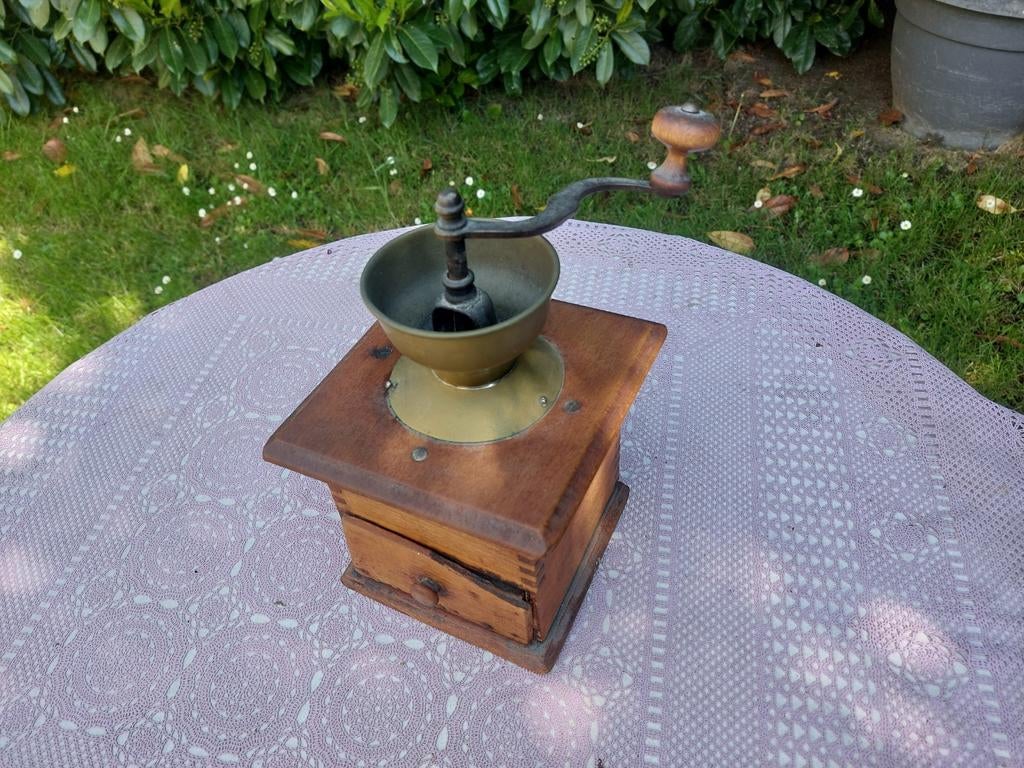 Antieke koffiemolen met houten behuizing, Antiek en Kunst, Antiek | Keukenbenodigdheden, Ophalen of Verzenden