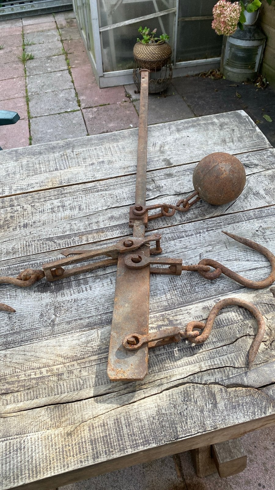 Antieke roestige weegschaal met gewicht en haken, Ophalen of Verzenden