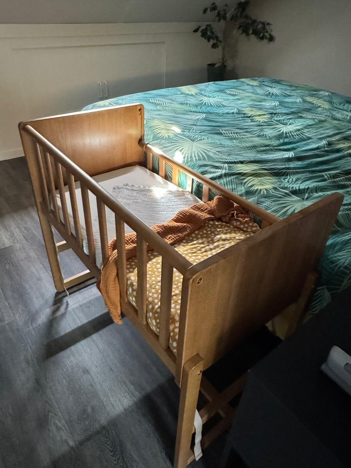 Houten co-sleeper Petite Amélie 45x90 + beddengoed, Ophalen, Zo goed als nieuw, Wieg