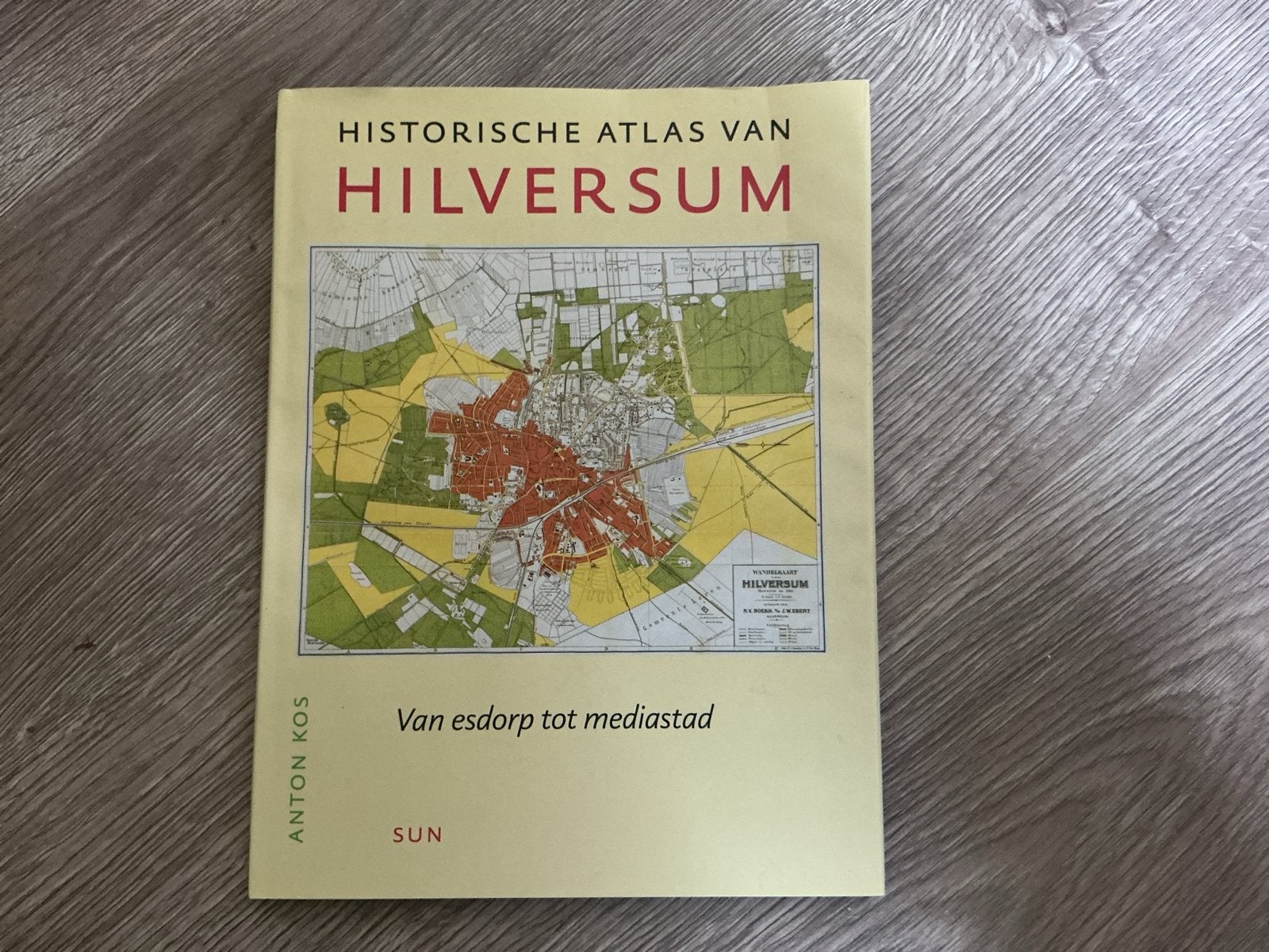 Anton Kos - Historische atlas van Hilversum, Boeken, Ophalen of Verzenden, 1800 tot 2000, Nederland, Anton Kos