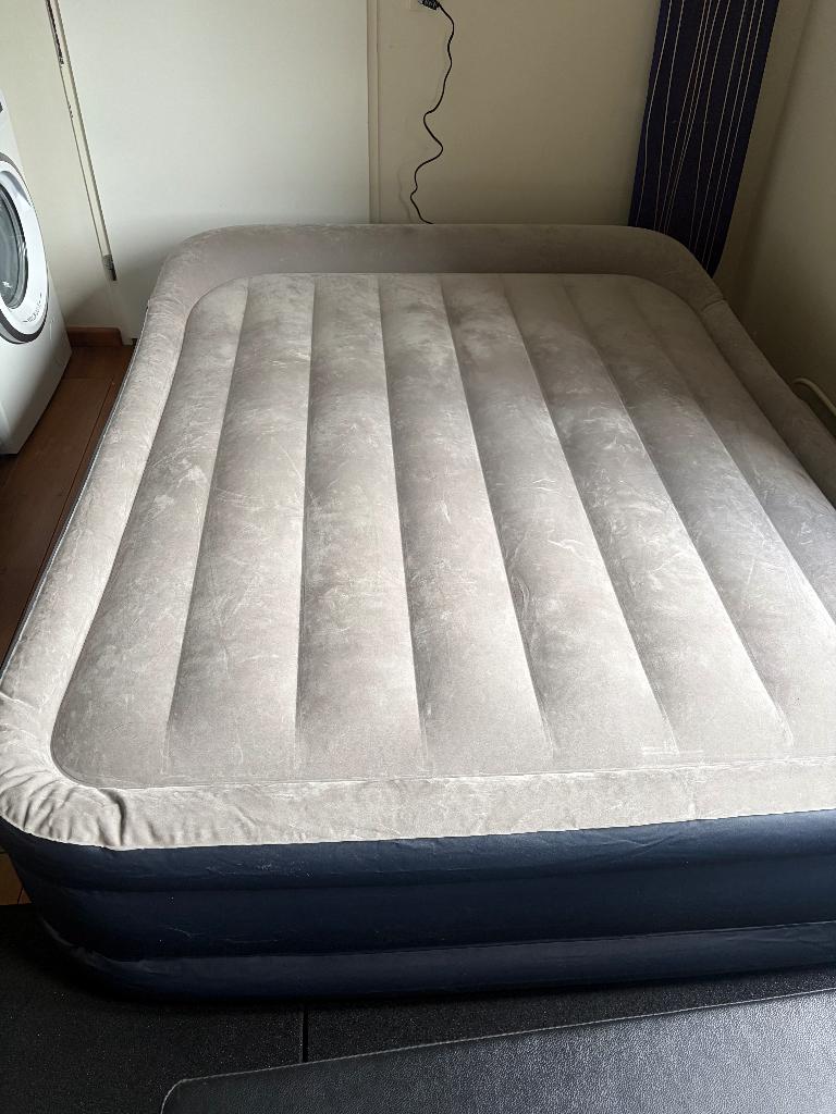 Intex deluxe pillow rest raised queen 2 persoons luchtbed, Caravans en Kamperen, Ophalen, Ingebouwde pomp, Gebruikt, 2-persoons