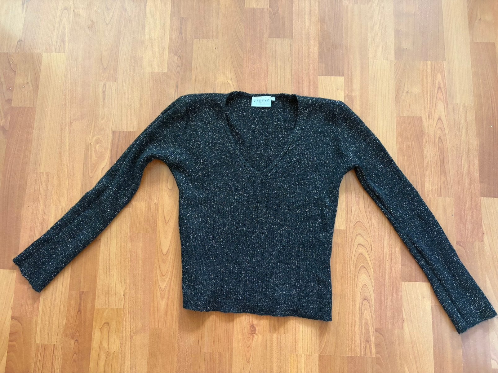 H&M Hennes zwart truitje met gouden V-hals, maat M, Ophalen of Verzenden, Zo goed als nieuw, Maat 38/40 (M), Zwart