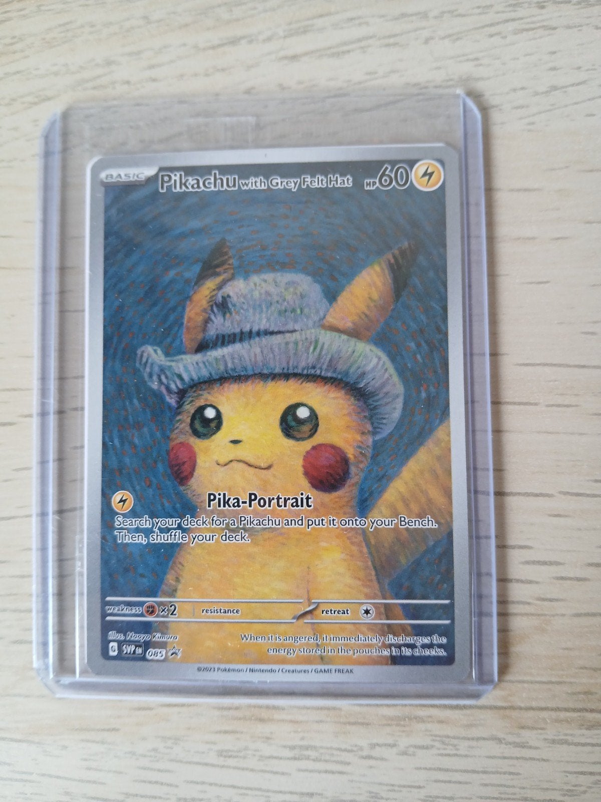 Pikachu met Grijze Vilthoed Promo 085 Pokémon Kaart, Ophalen of Verzenden, Zo goed als nieuw, Losse kaart, Foil