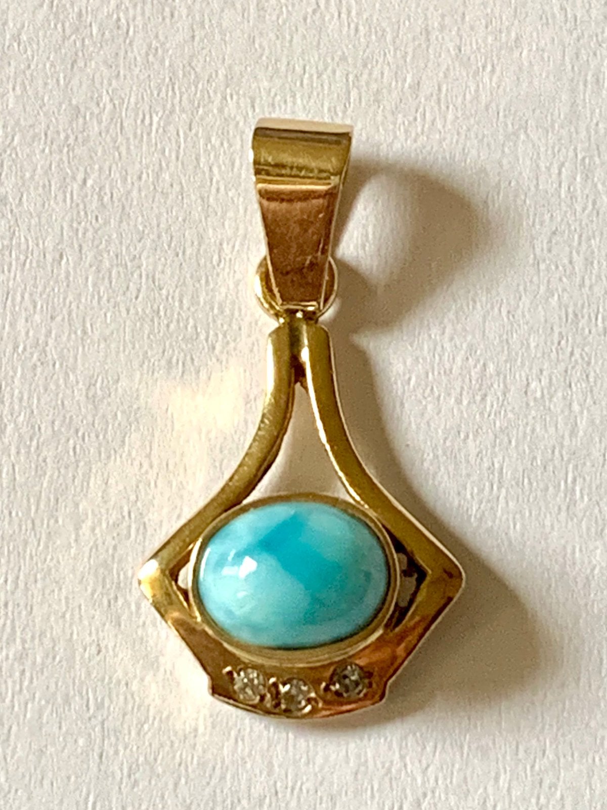 14 karaat gouden hanger bezet met lichtblauw agaat, diamant, Ophalen of Verzenden, Goud, Hanger, Met edelsteen