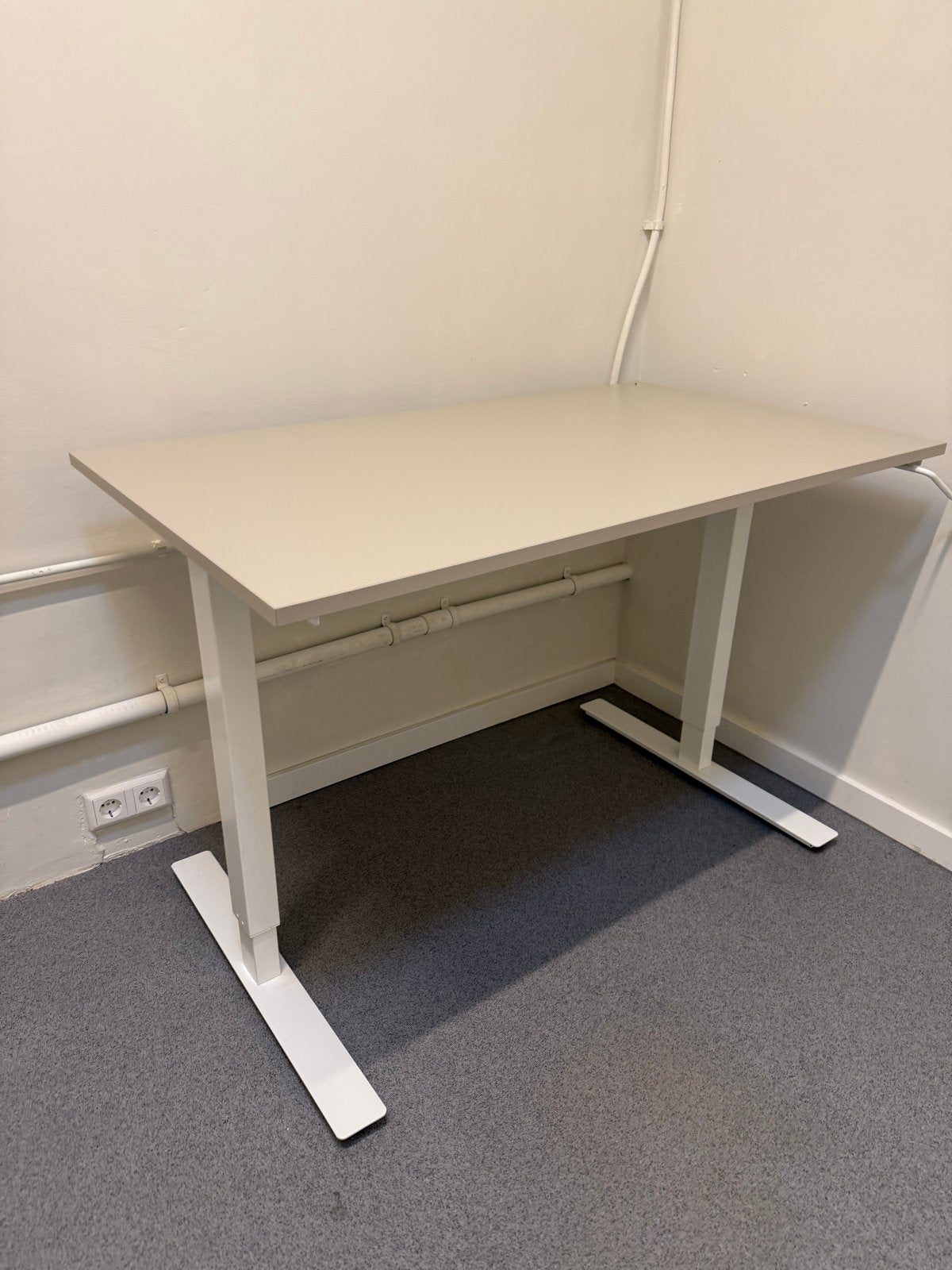 Mooi in hoogte verstelbaar bureau, 125x60 cm, Huis en Inrichting, Bureaus, Zit-sta bureau, Gebruikt, Spaanplaat of MDF, In hoogte verstelbaar
