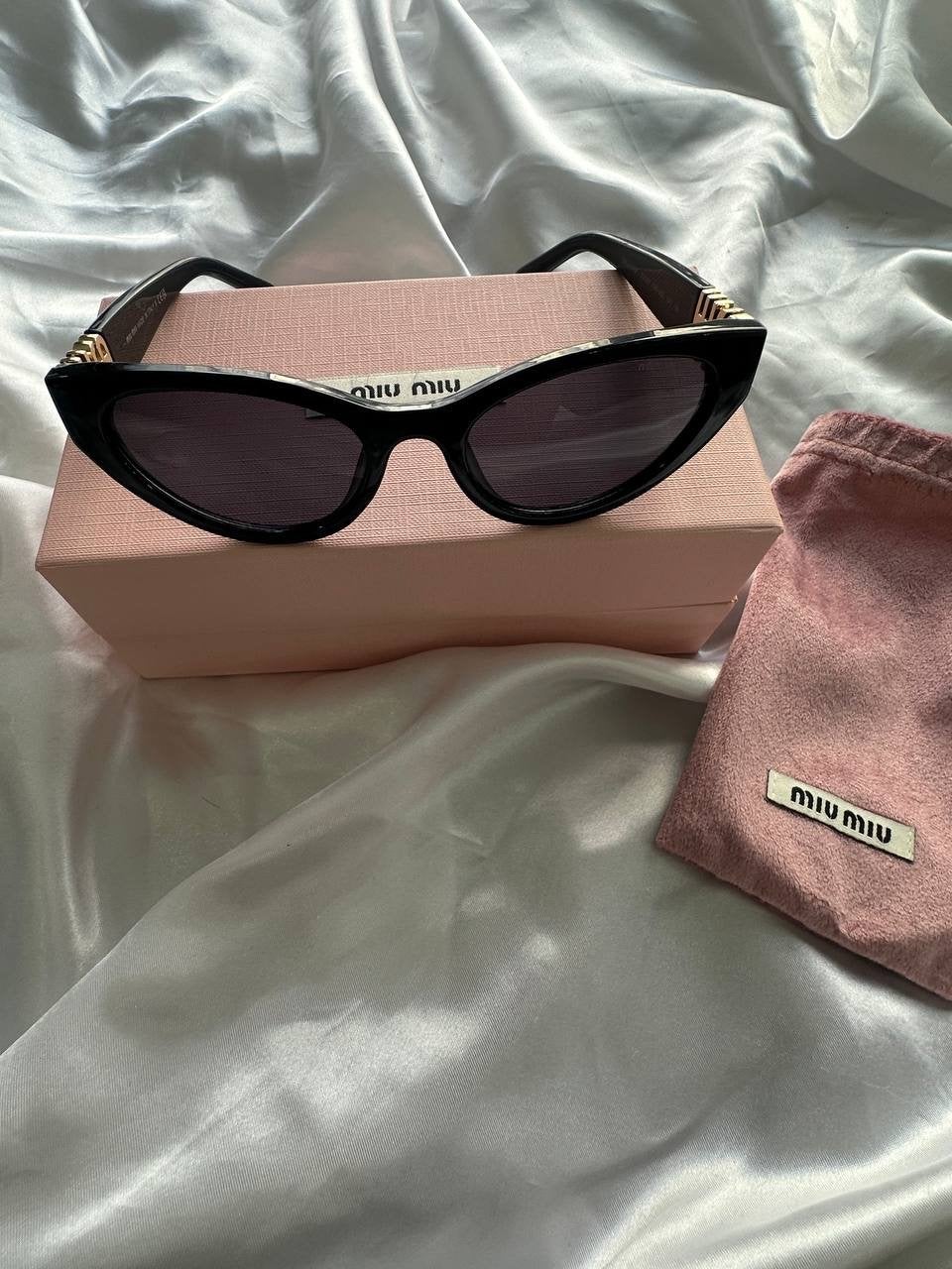 Miu Miu Zonnebril - Zwart met gouden details, Sieraden, Tassen en Uiterlijk, Zonnebrillen en Brillen | Dames, Overige merken, Zonnebril