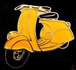 Scooter pin- okergeel emaille, Verzenden, Nieuw, Transport, Speldje of Pin