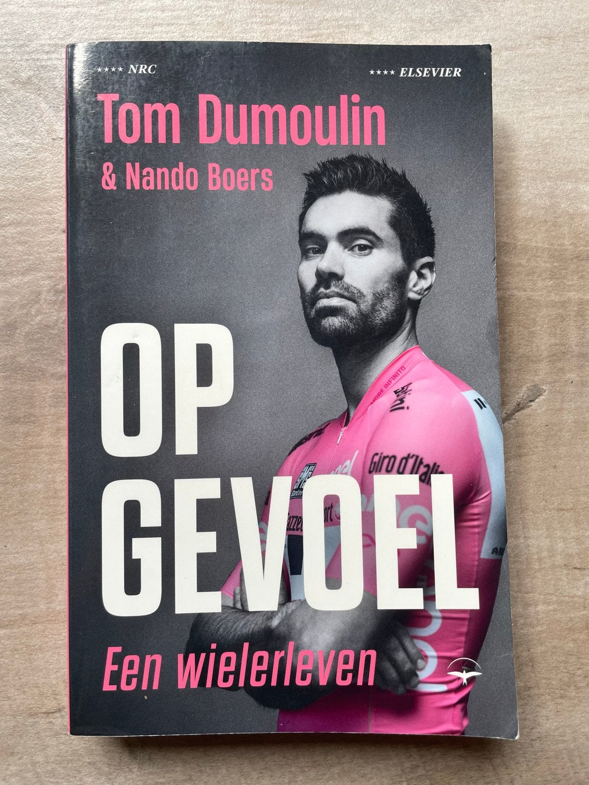 Boek: Op Gevoel - Een wielerleven van Tom Dumoulin, Ophalen of Verzenden, Zo goed als nieuw, Sport