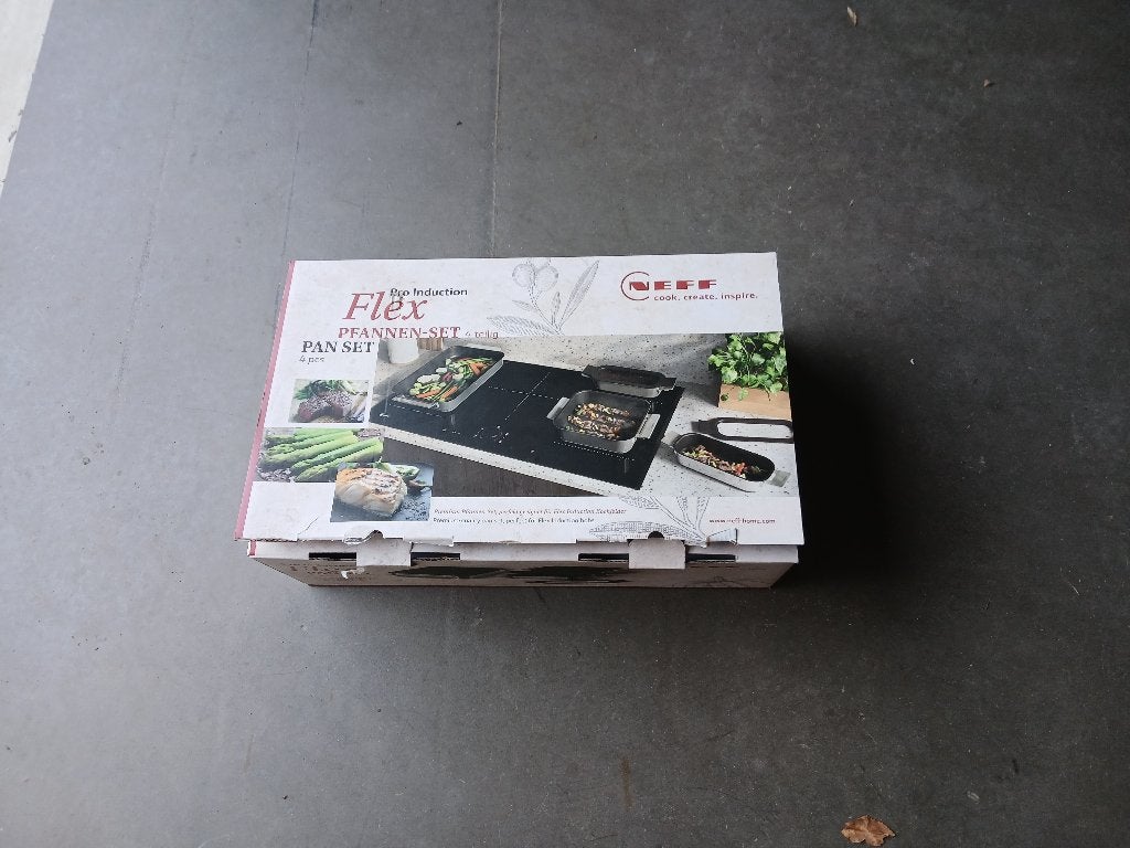 Neff 4 delige pannenset inductie, Huis en Inrichting, Keuken | Potten en Pannen, Ophalen, Inductieplaat, Nieuw, Pannenset